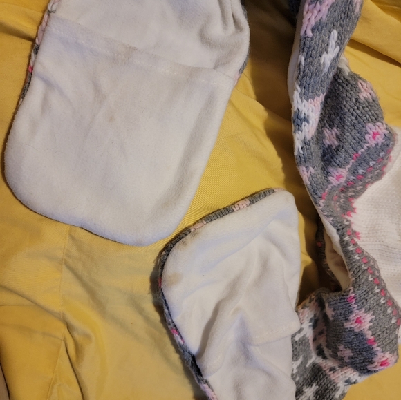 The Children's Place Cute Owl hat with attached scarf and hand-warming pockets - Picture 4 of 4